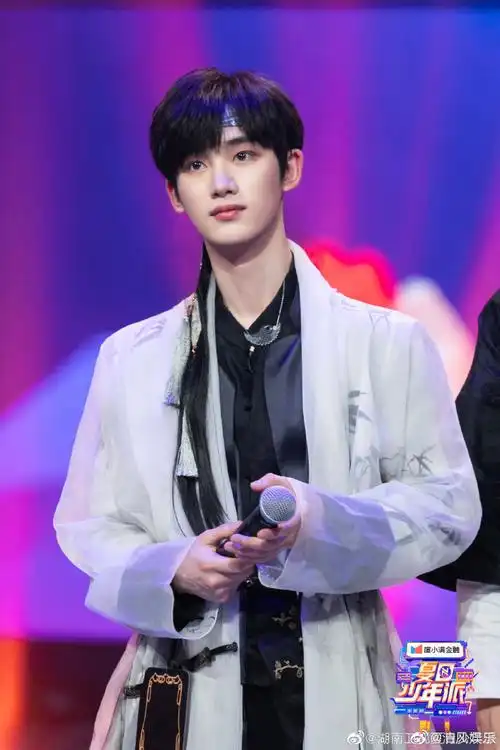 丁程鑫#夏日少年派#高清剧照来袭~  上一秒是仙气飘飘的靓丽少侠,下