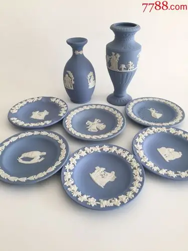 英国皇家瓷器wedgwood韦奇伍德浮雕蓝瓷小瓶
