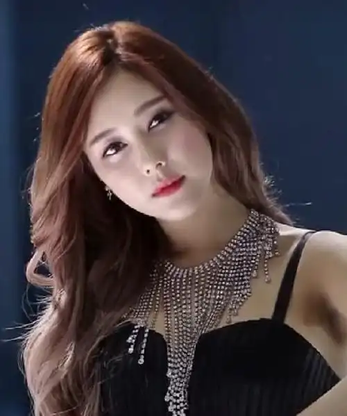 清纯美女眼神放电,这样的车模请的值!