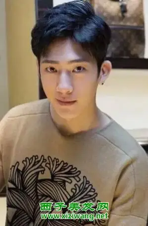 国字脸男生的三七分发型