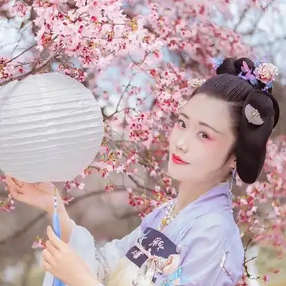 樱花树下粉色佳人女生头像唯美古风真人头像