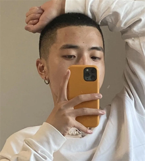 帅哥必备的寸头发型,圆寸不适合头型扁平的男生,因为会将头型缺点暴露