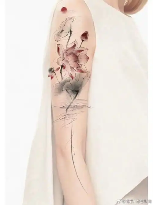今日纹身图案分享    水墨荷花纹身    #纹身分享##纹身设计##北京