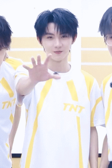 和马嘉祺邂逅秋天#99 #凝聚v力量#   与你同行 不介路远  @时代