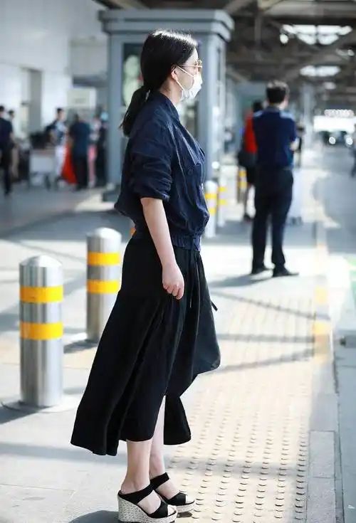 41岁秦海璐气场很强,衬衫配半身裙成五五分气场也不缺,真女神范_气质