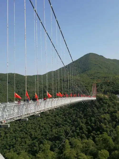 这里还有个很长的玻璃桥,一个很时尚的玩艺儿,走在桥上并没有胆战心惊