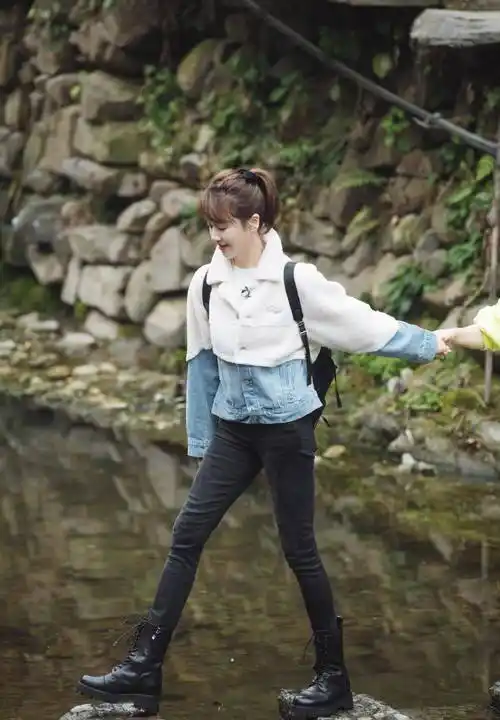 这时我们就可以选择拼接面料的基础款单品,像左小青身上的这款牛仔