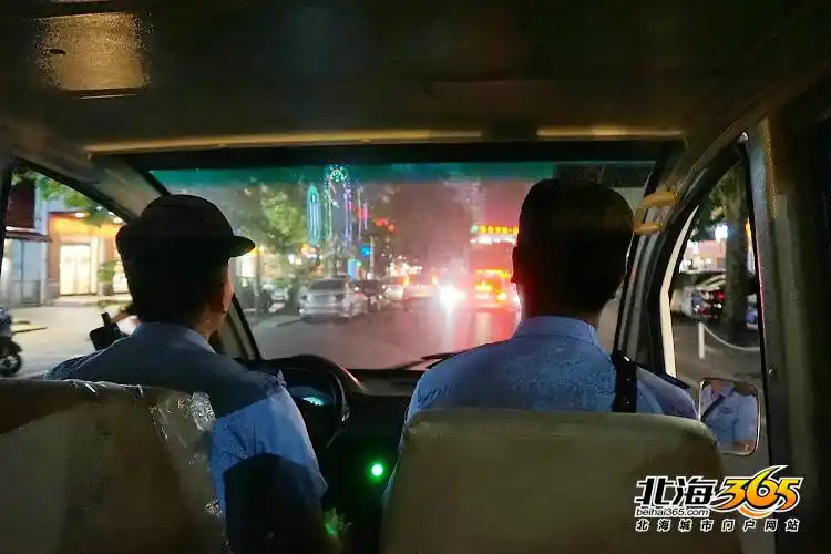 晚上7点半,香书跟着警员们一起坐上了警车,开始外出巡逻.