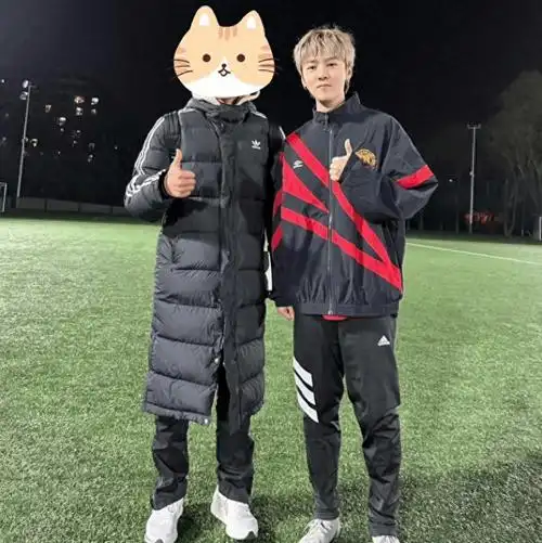 鹿晗踢球和网友合影,脸部圆润精神状态好,被嘲已发福!