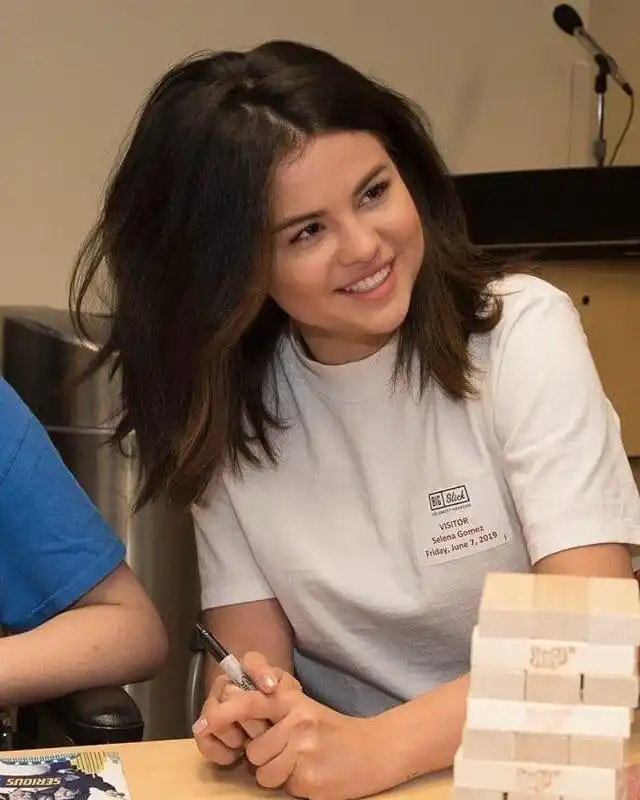 原创赛琳娜现身做公益娇俏小圆脸瘦出尖下巴变运动girl活力满满