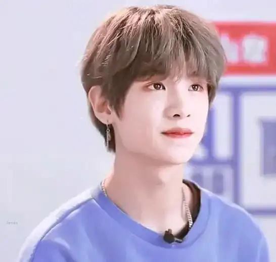 叁肆 范丞丞半夜回到家 房间里的暖气开的很足 床上的人还在 - 抖音