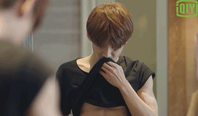 王嘉尔白敬亭晒腹肌互怼,这就是你俩不穿衣服的原因?别流口水哦