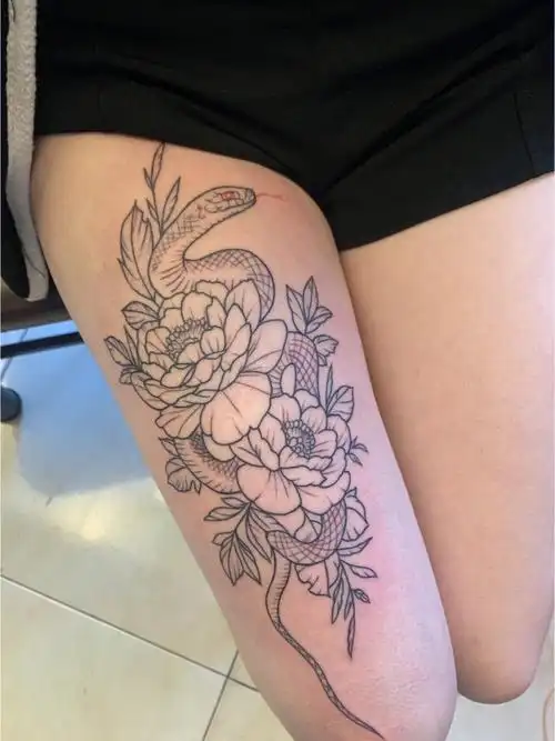 女生纹身蛇盘花