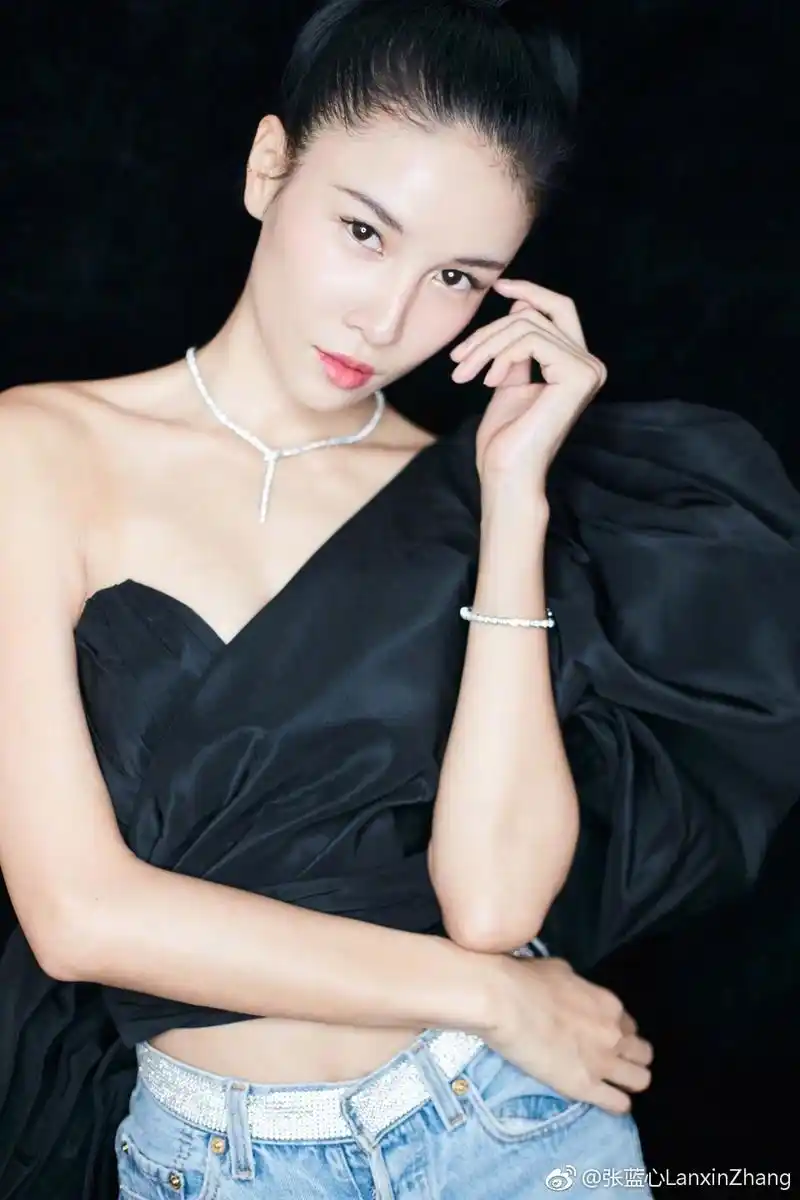 前跆拳道冠军张蓝心秀美腿