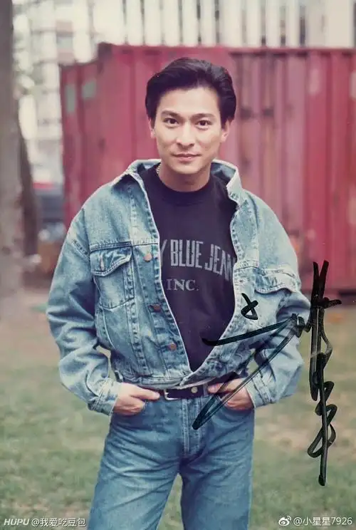 老公们,浅色牛仔外套要配什么裤子啊