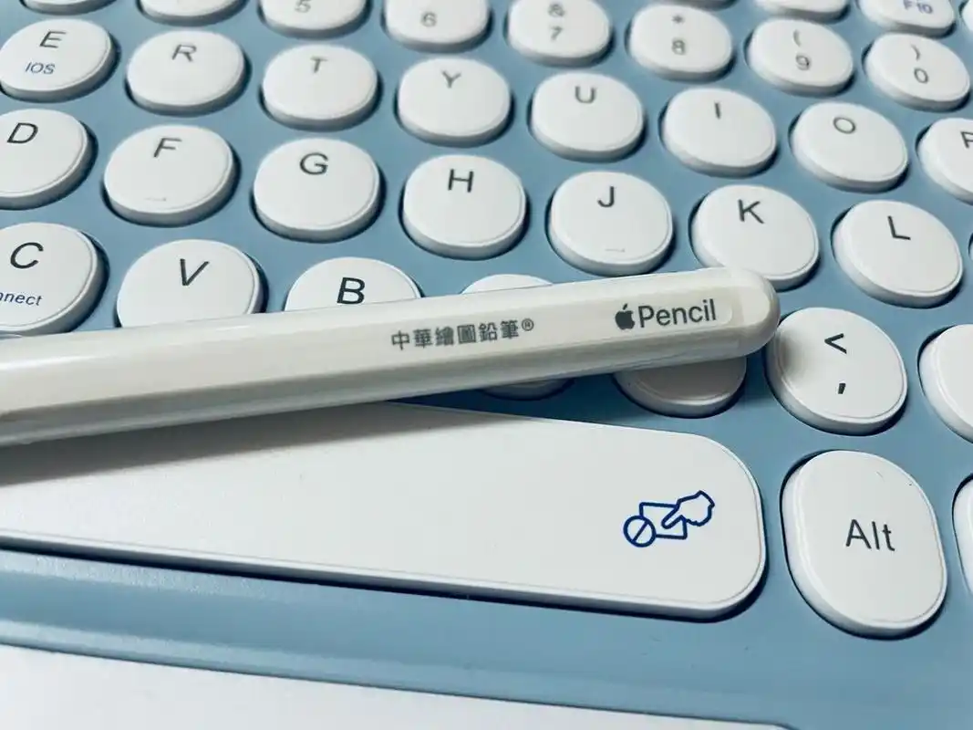 apple pencil的趣味刻字 感觉这次发货好快 从下单到发货不过24小时