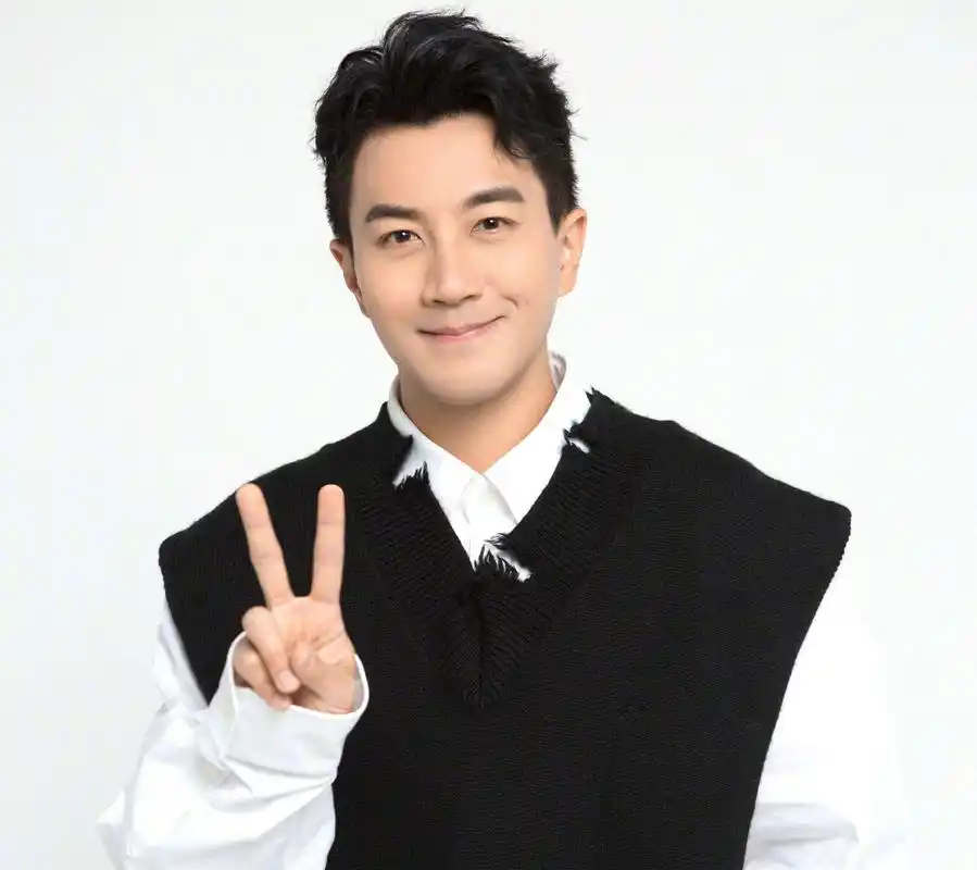 刘恺威正式开始复工手臂血管凸起太惊人与杨幂离婚后显得沧桑