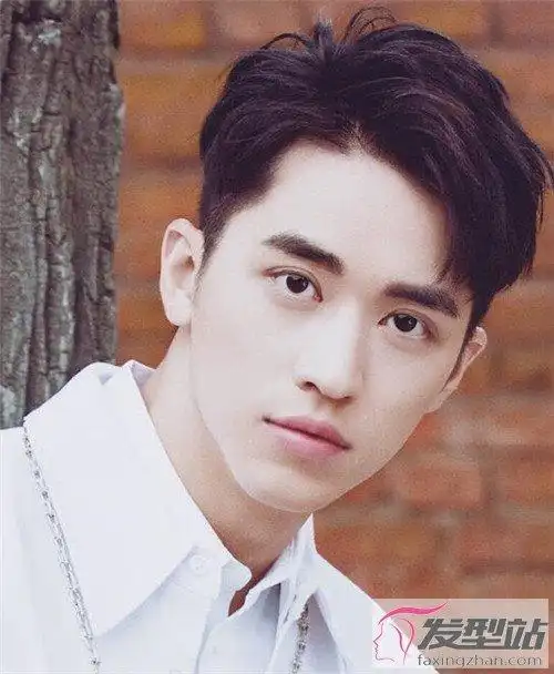 清爽偏分男生短发 利落干练阳光大气