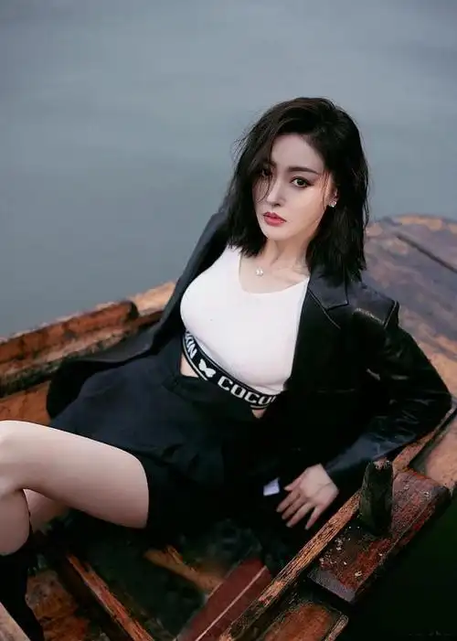 张天爱这样穿衣好养眼,背心搭裤裙好时髦,腿长腰细身材太赞了|短裤