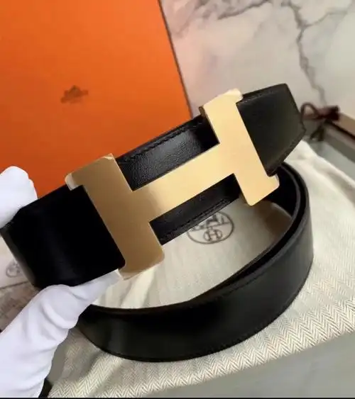 全新未使用 爱马仕 男士双面皮带 哑光金头 最百搭的颜色  宽度3.