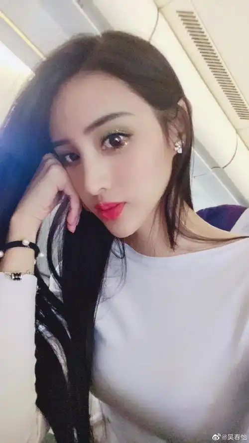 她叫吴春怡,毕业于湖南师范大学,身高172,爱好美术,巨蟹座