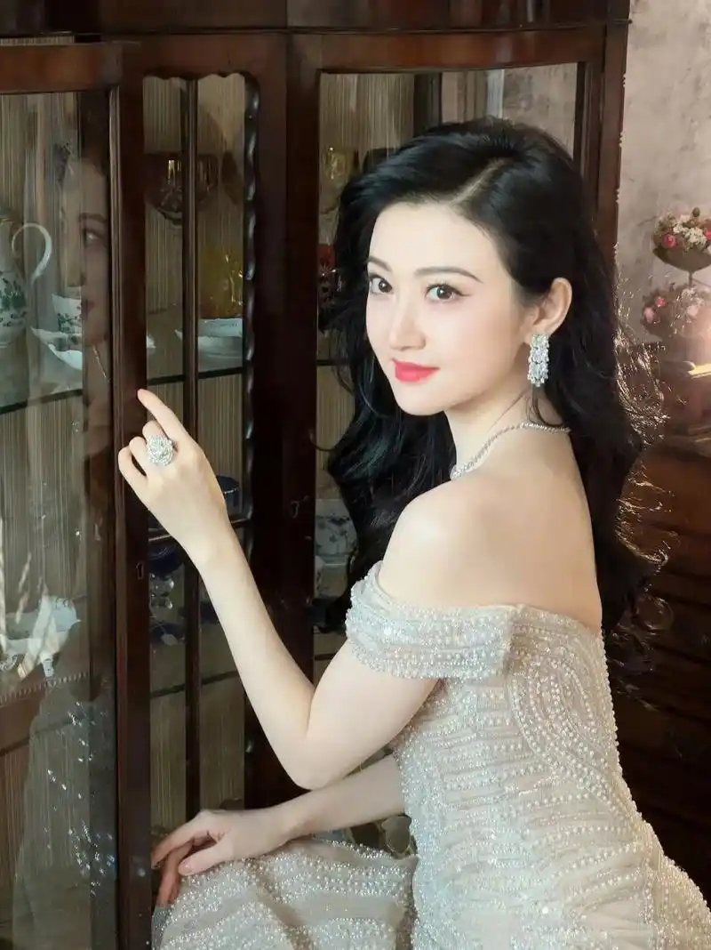 景甜一身米白色珍珠裙装亮相微博视界大会,景 - 抖音