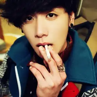 黑耳钉帅哥吸烟撩妹子