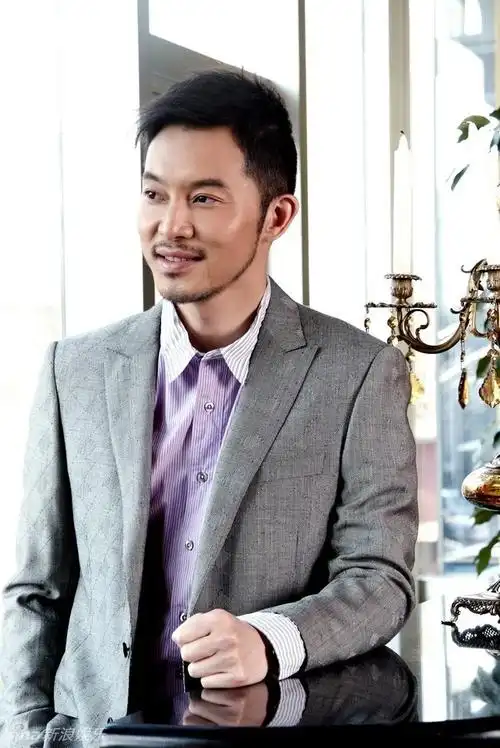 沙溢父爱写真出炉表情逗趣 要当帅气奶爸 (图)