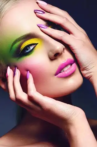 紫色的化妆和紫色的美甲的美女