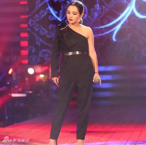4/8新浪娱乐讯 近日,何洁现身《金曲捞》,半露肩黑色连体裤装亮相