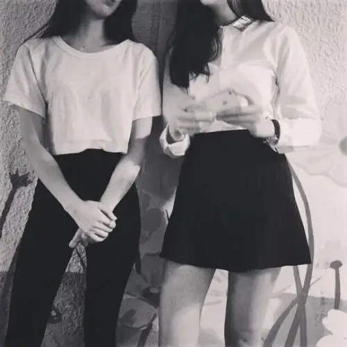 黑白 半身 女生 闺蜜 头像_差差君一