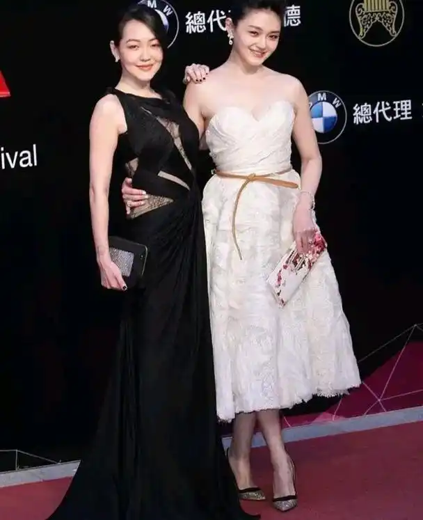 大s小s两姐妹同框比美展现了完全不同风格的美