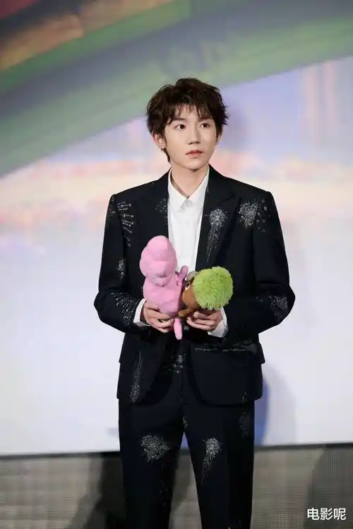 王源参加《疯狂元素城》首映礼,努力插兜的样子好可爱!