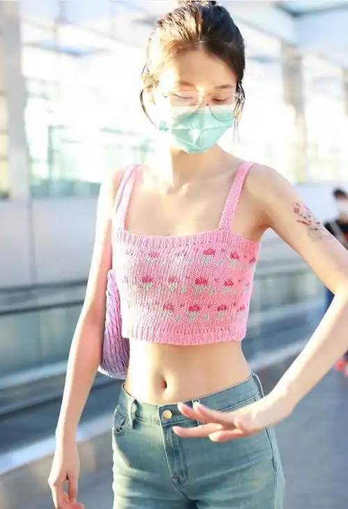 乔欣穿衣越来越大胆走机场穿露脐装秀蚂蚁腰这身材有点看头