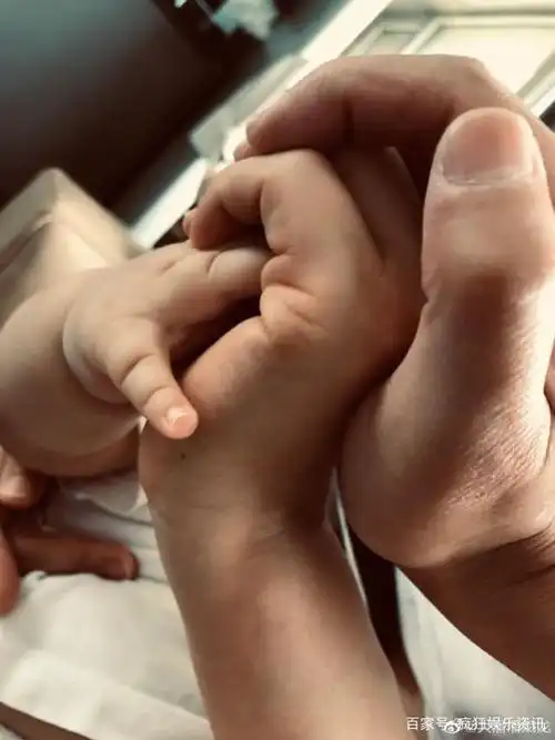 潘斌龙当爸爸后迎人生首个父亲节,晒一家三口手握手照温馨幸福!