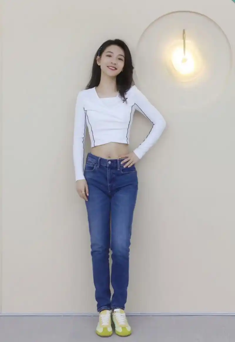 吴倩在练习室拍照秀苗条体型,完全看不出她生过宝宝,肚子平坦没有妊娠