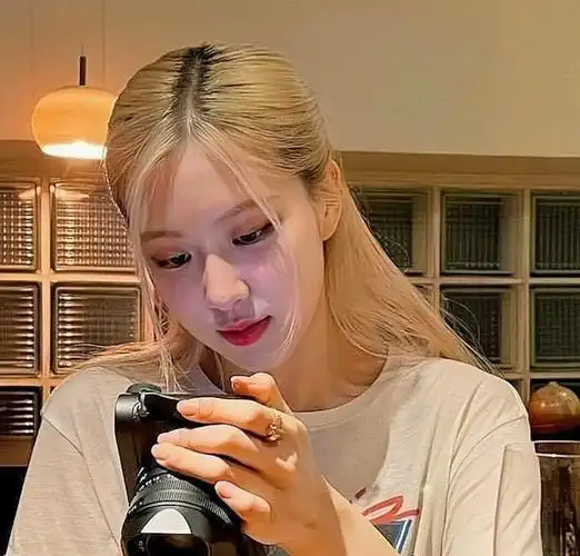 韩国女团blackpink成员rosé朴彩英头像_腾讯新闻