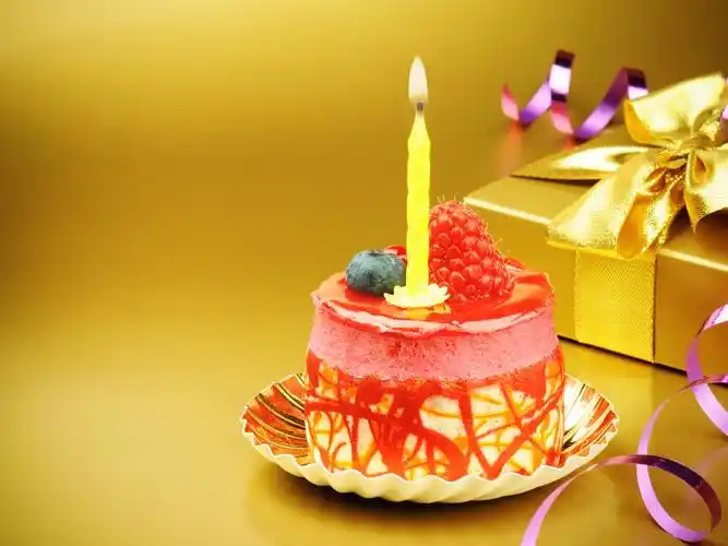 迷你生日蛋糕,蜡烛,草莓,礼品 桌布 - 2560x1920