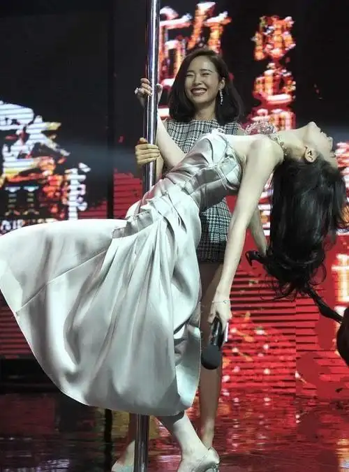 仙女刘亦菲抹胸裙跳钢管舞不要玉女形象了江一燕止不住笑