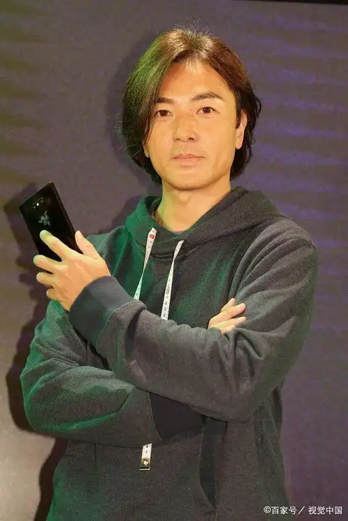 我想知道郑伊健这种短长发是怎么做到发尾那么整齐顺滑的啊?