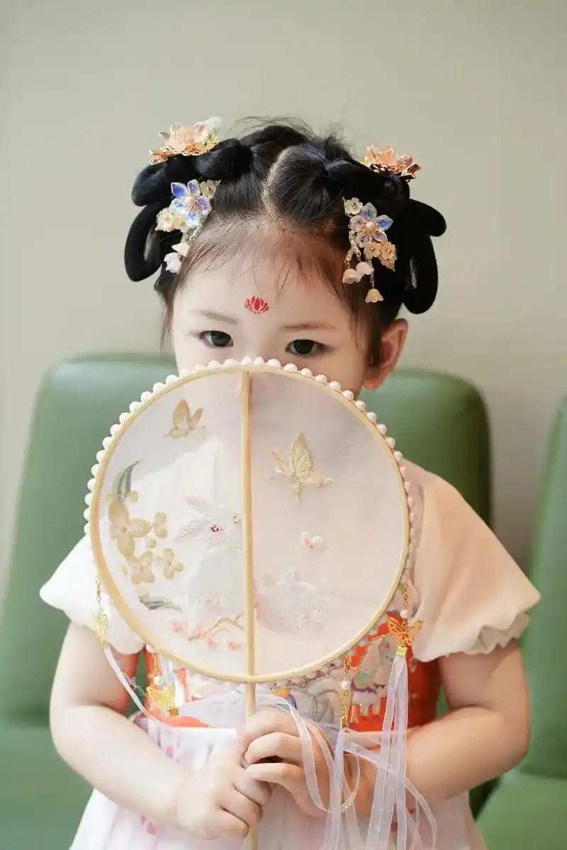 三岁的汉服小妹妹.生个女儿,去拥抱一下小时候的自己吧,把小时 - 抖音