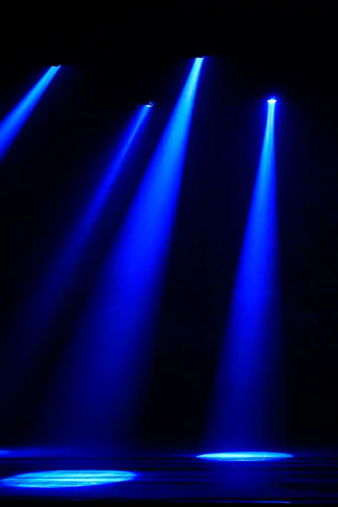 舞台灯光效果 ,在黑暗中,特写照片的舞台照明效果