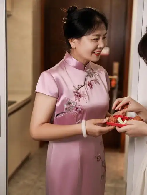 实力吸睛婚礼上妈妈这么穿美翻啦