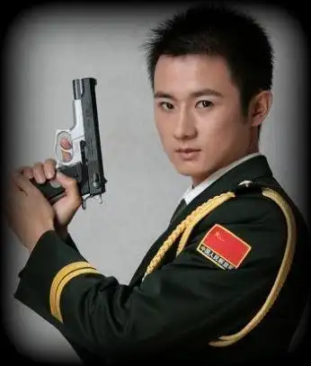 解放军竟然有这么帅的少尉军官