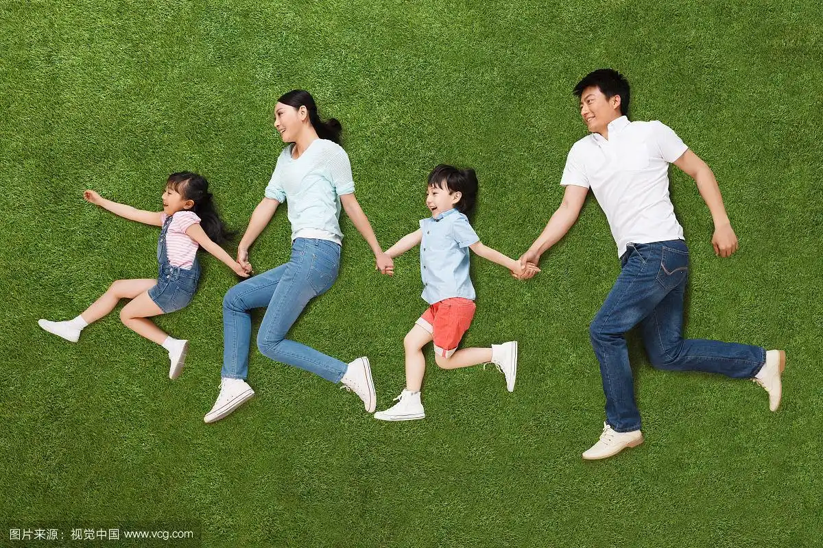 幸福的一家四口手牵着手奔跑