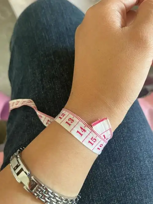 说的是筒的直径还是一整圈的尺寸她说就是筒围,我说我脚腕21手腕都14