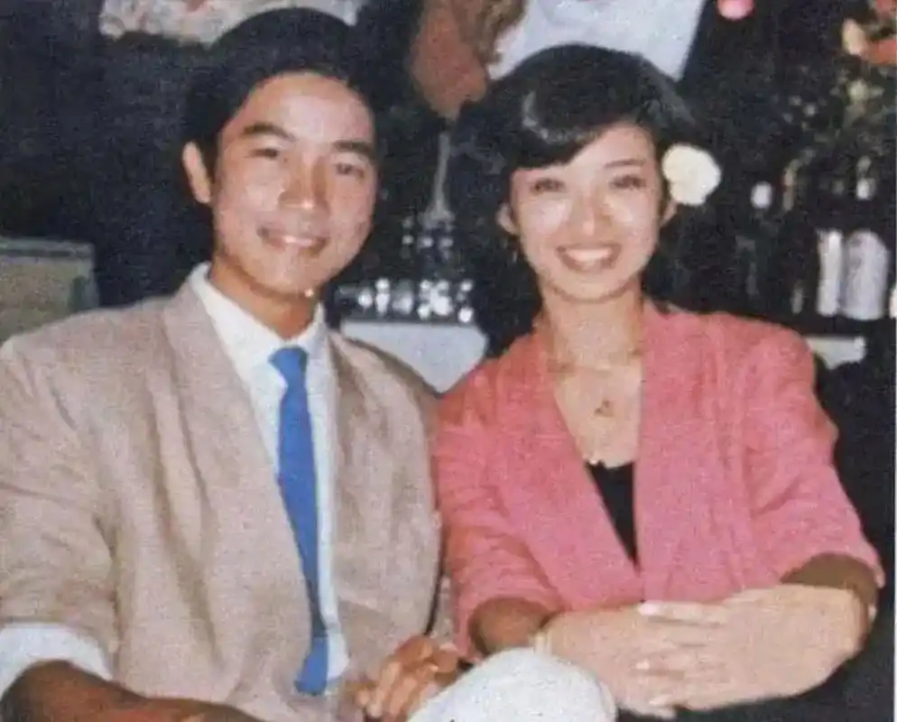 80年代,情歌王子陈百强和清纯玉女山口百惠的合影,照片中陈百强穿着白