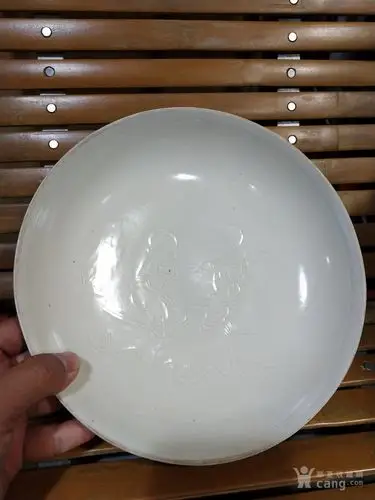 描述:定窑盘,芒口,婴戏图纹饰,背有泪痕