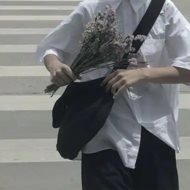 比较文艺的半身手捧花男头像高清图片-男生头像-糖果壁纸