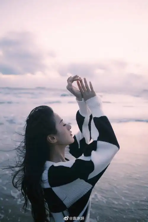 袁冰妍的海边氛围感真的好仙啊……__财经头条